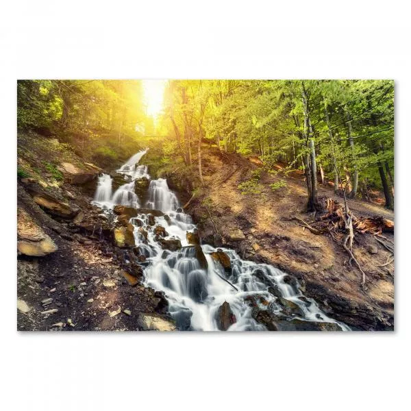 Wasserfall über mehrere Stufen, sonnendurchfluteter Wald - Ruhe & Schönheit.