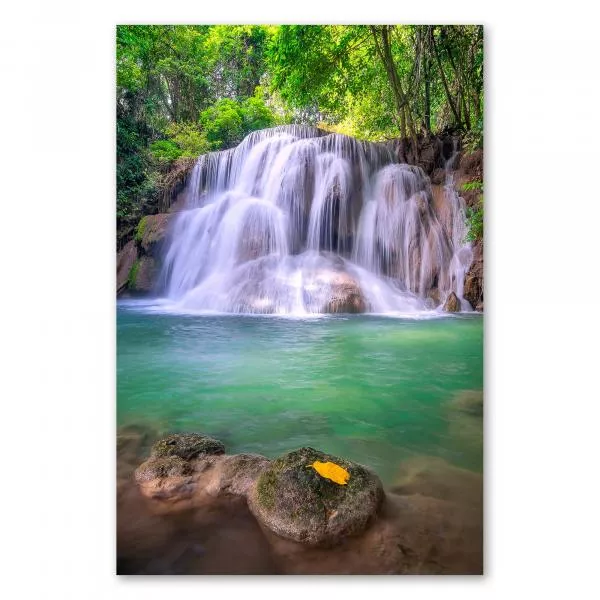 Malerischer Wasserfall, mehrere Stufen, smaragdgrünes Wasserbecken, Vegetation.