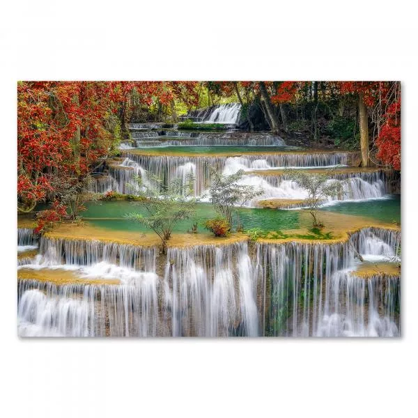 Mehrstufiger Wasserfall, grüner Wald, türkisblaue Becken, paradiesische Atmosphäre.