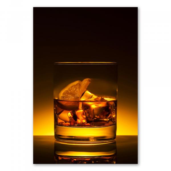 Glas Whisky mit Eis & Zitrone, beleuchtet von warmem Licht.