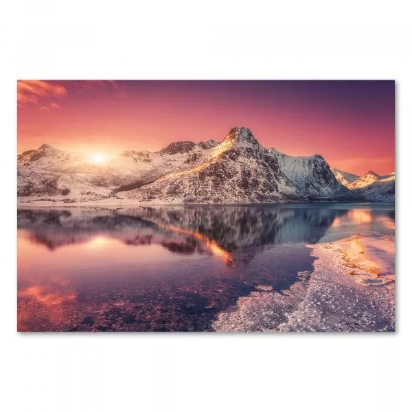 Zugefrorener See, Spiegelung schneebedeckter Berge, Sonnenuntergang, warme Farben.