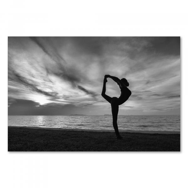 Silhouette Frau, Sonnenuntergang, Strand, Yoga-Pose, bewölkter Himmel, Meer.