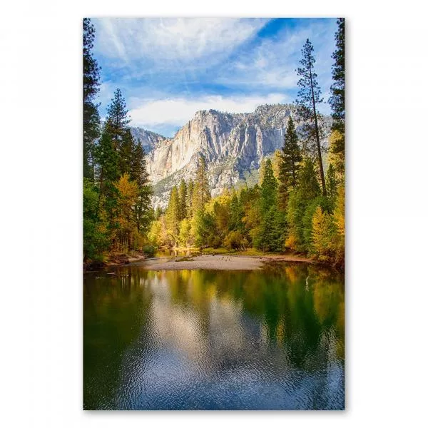 Yosemite Nationalpark: See spiegelt Herbstfarben der Bäume & Granitfelsen wider.