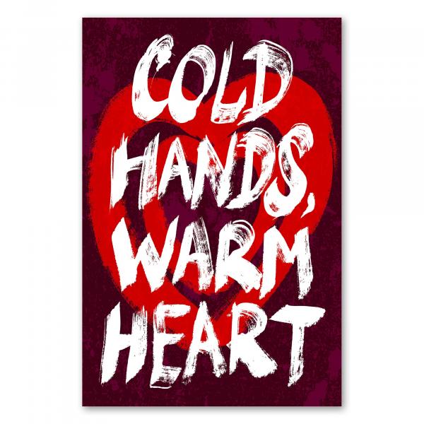 "Cold hands, warm heart" - ein inspirierendes Zitat in großen weißen Buchstaben auf rotem Hintergrund.